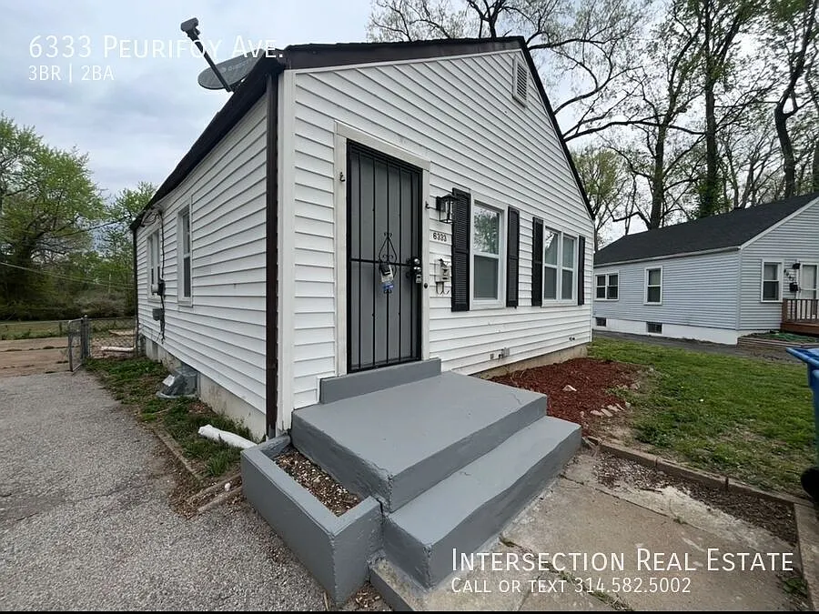 Move In Special! Charming 3 Bed/2bath Home Available In Berkeley, Mo. — Photo 2