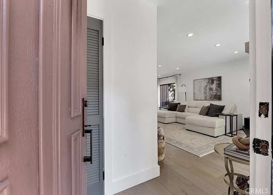 21931 Burbank Blvd #25