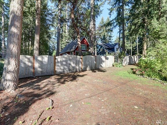 Long Branch Peninsula one BD one BA cabin with loft, large lot on 11,220 SQ FT.