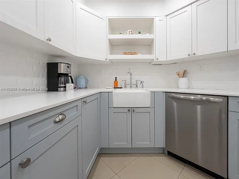 5161 Collins Ave #812 — Photo 25