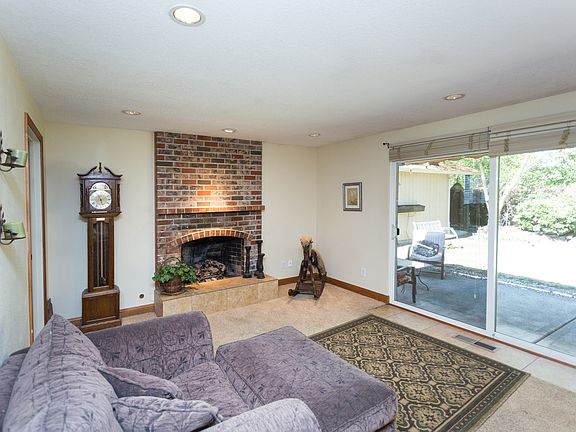 Family Room/Gas Fireplace