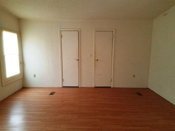 5th image of 404 S Oak Knoll Ct
