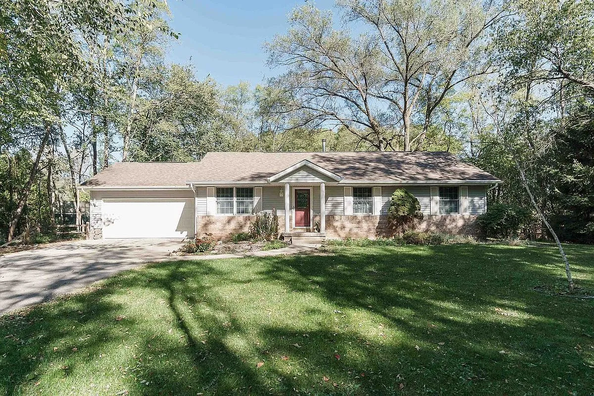 3 bed, 2.5 bath, 2300 sqft, $2,088 — Photo 1