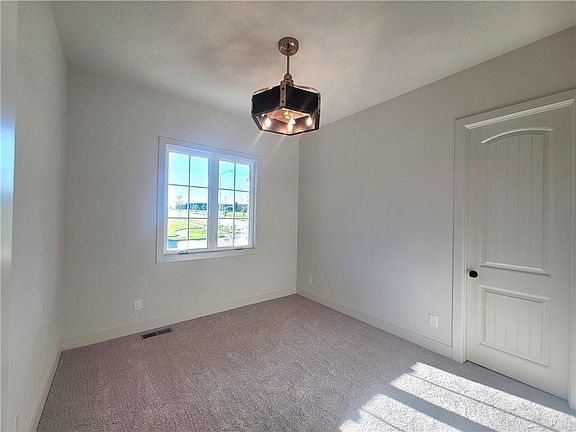 5th image of 18221 Oakmont St