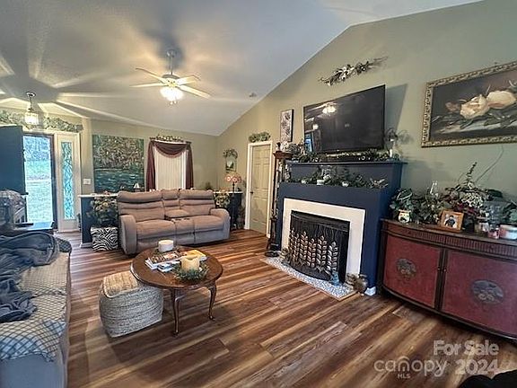 4th image of 4094 Oak Hollow Dr