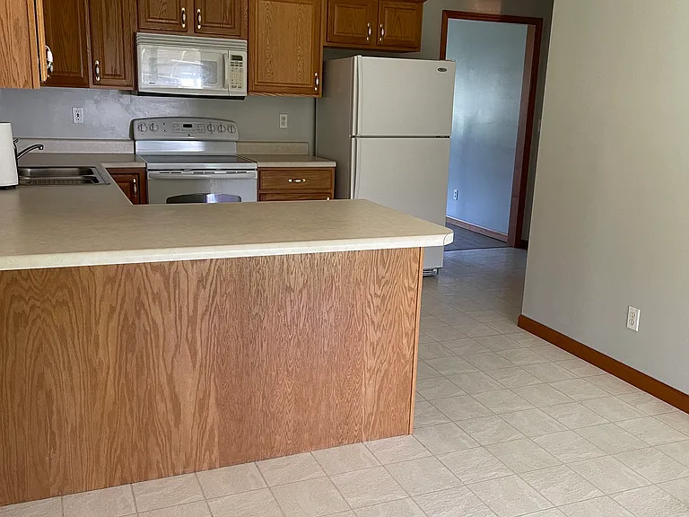 106 Meadowlands Dr — Photo 6