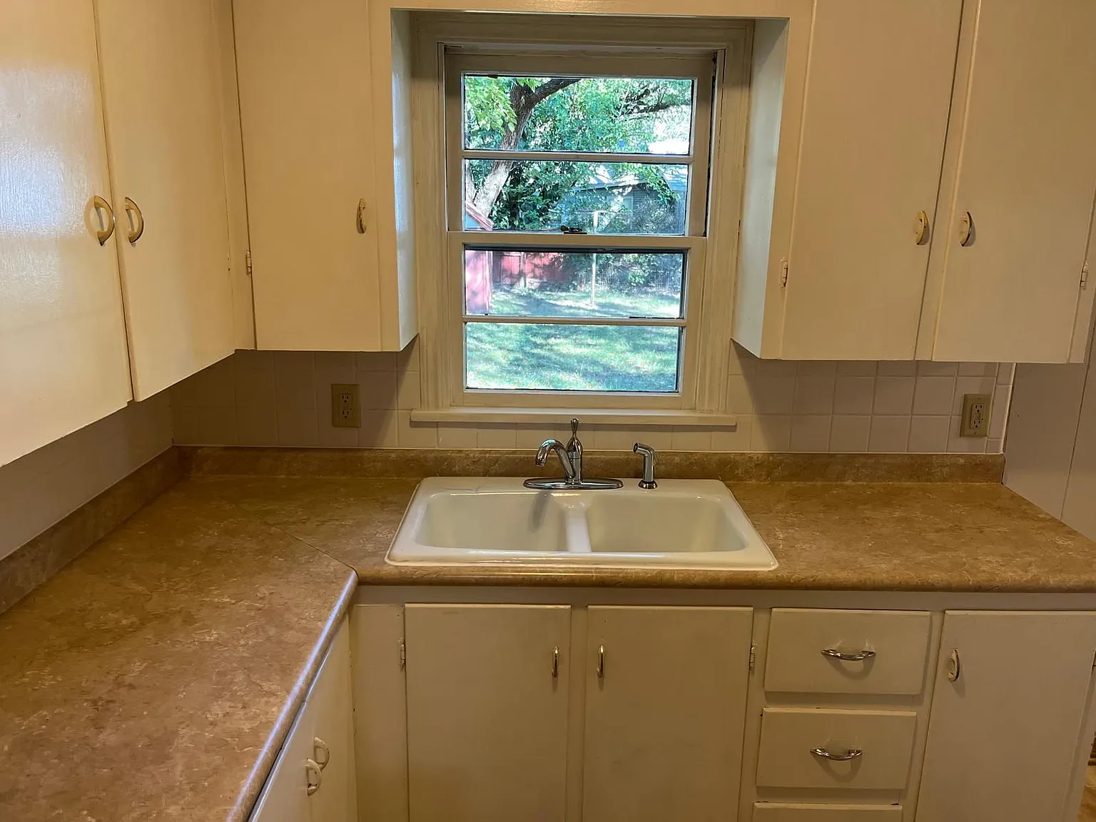 Cute, freshly remodeled 2 bedroom — Photo 2