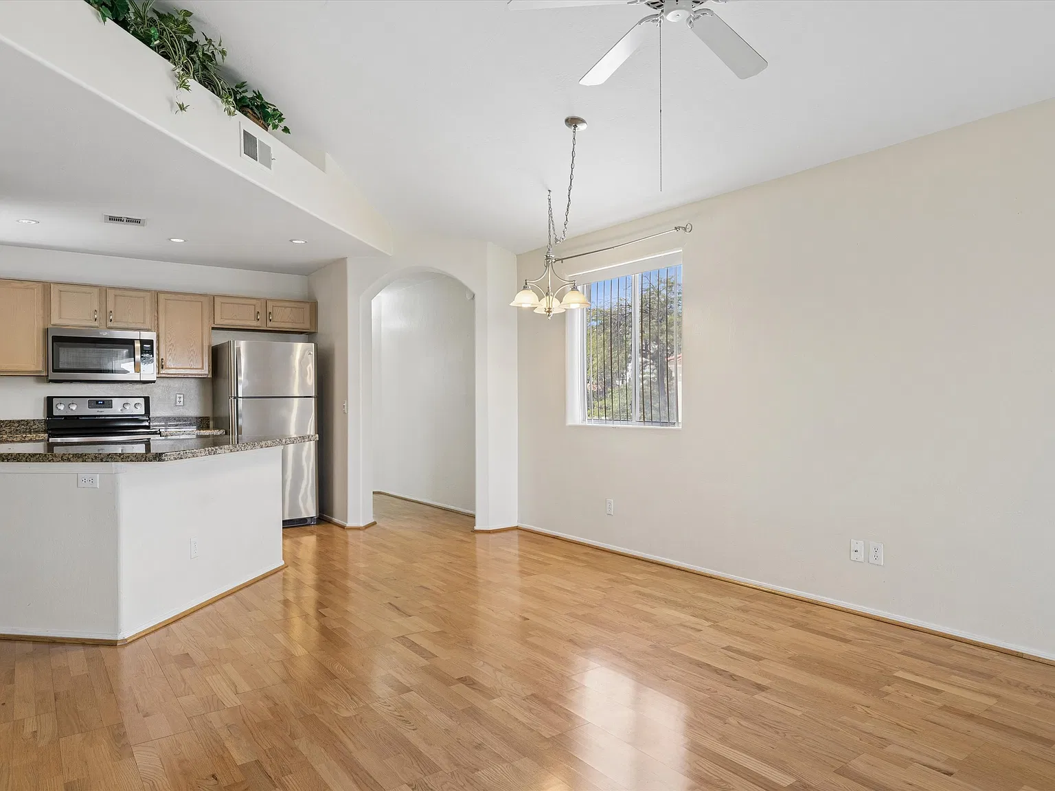 2 bed, 1054 sqft, $1,699 — Photo 4
