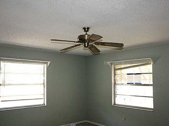 5th image of 8422 N Orangeview Ave