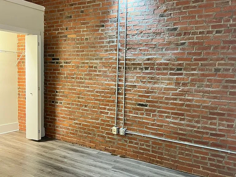311 SW Water St — Photo 11