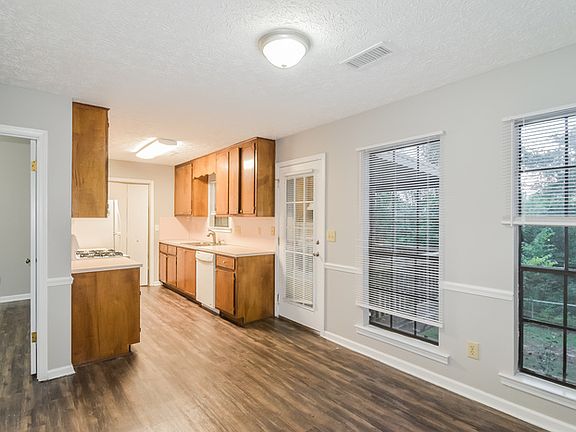 4th image of 465 West Dr