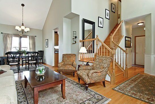 3rd image of 1S006 Mill Creek Cir W