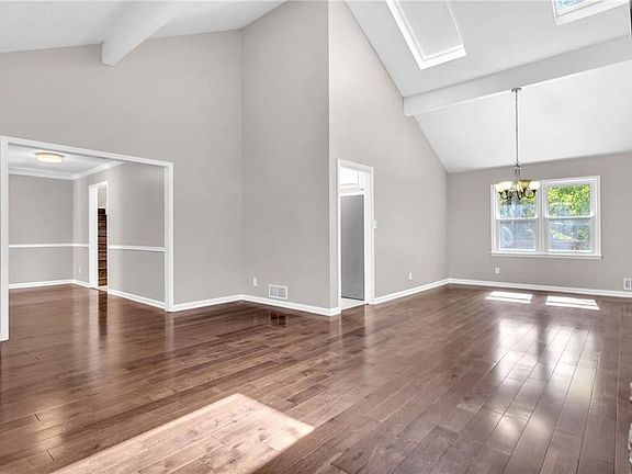 3rd image of 225 Hollyberry Dr