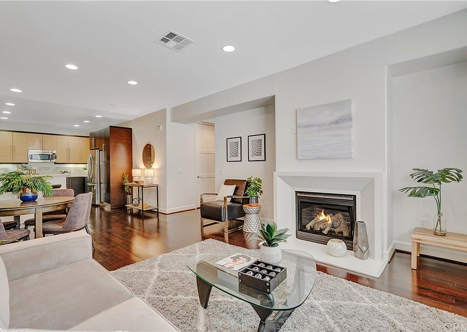 1st image of 10609 Bloomfield St #106