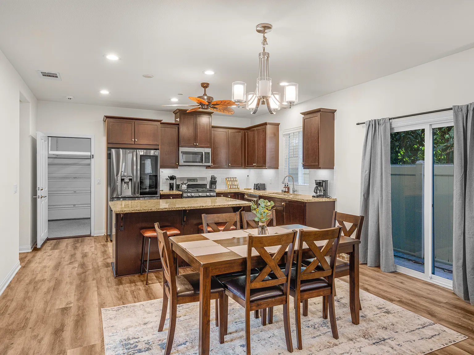 4 bed, 2321 sqft, $7,499 — Photo 3