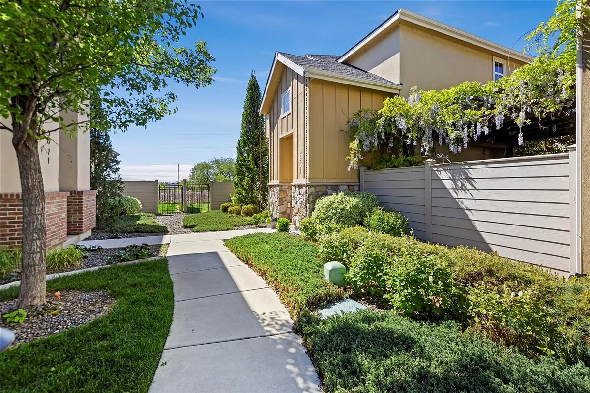 4 bed, 2427 sqft, $3,500 — Photo 3