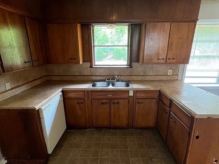 919 Pine Tree Dr — Photo 3