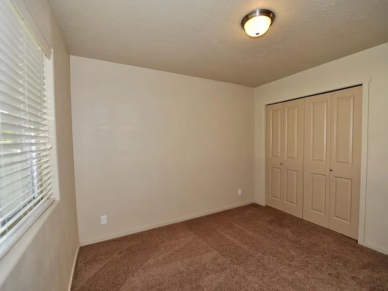 1288 N Pyroclast St — Photo 16