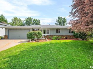 3216 W Wilshire Dr, Peoria, IL 61614