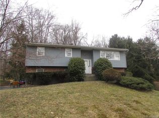 20 Upper Lake Rd, Mahopac, NY 10541