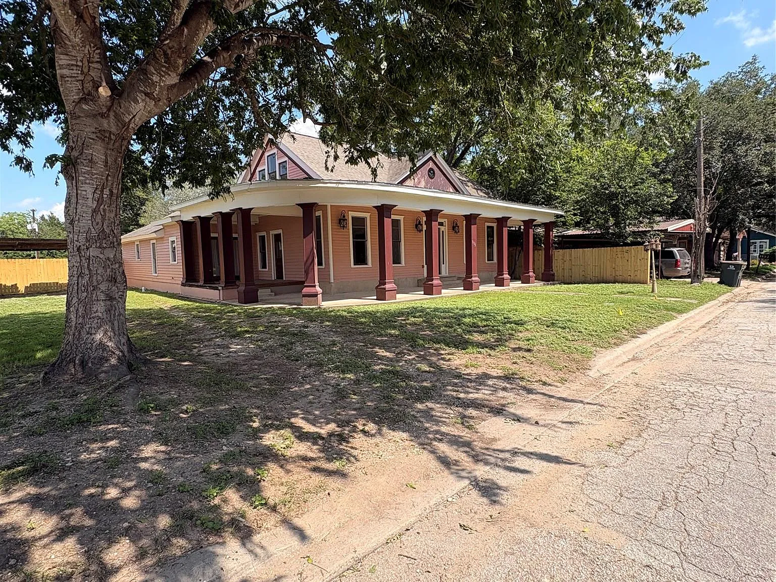 5 bed, 2.5 bath, 3326 sqft, $2,100 — Photo 2