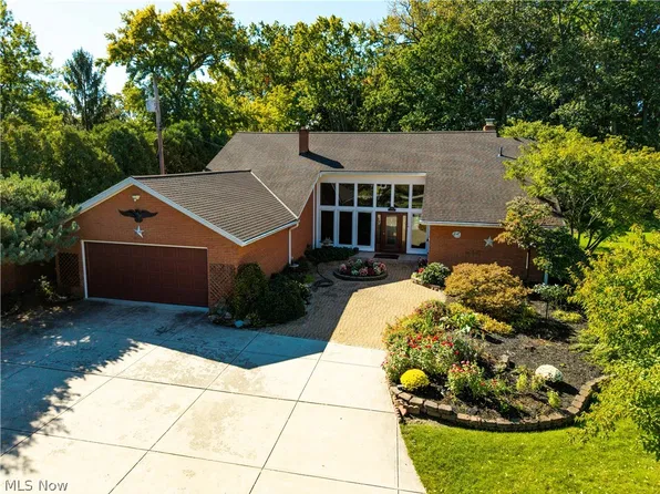 916 Elywood Dr, Elyria, OH 44035