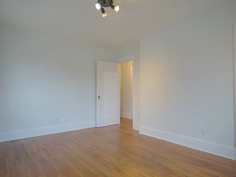 1082 Avenue Rd — Photo 14