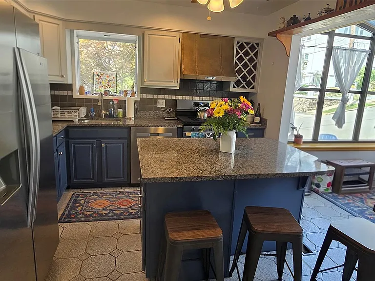 24 Anderson Ave — Photo 2