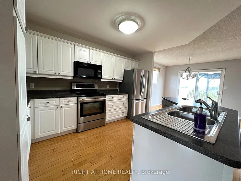 590 Arbour Cres — Photo 6