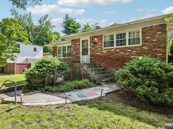 35 Knickerbocker Rd, Closter, NJ 07624