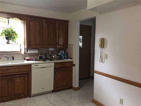 5th image of 28 Midwood Cir