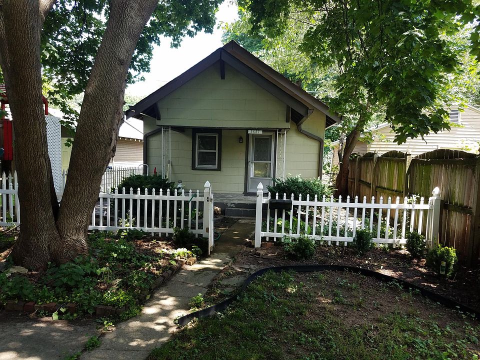 Cottage house in Broad Ripple!