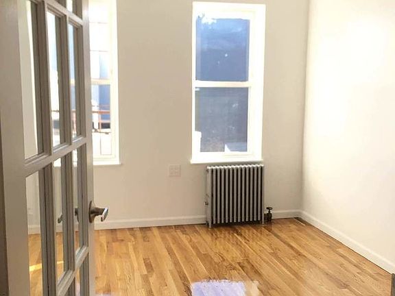 5th image of 430 Humboldt St APT 3R