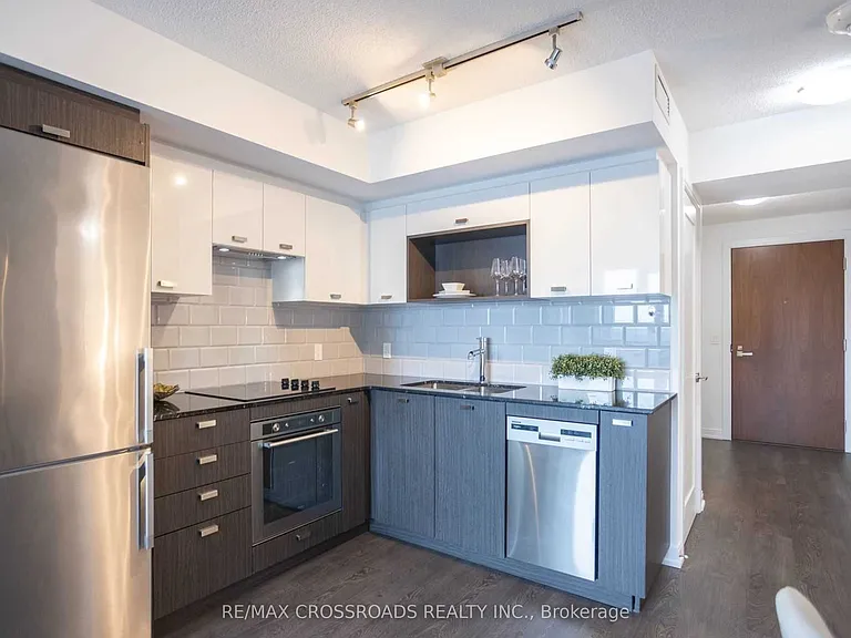 275 Village Green Sq #525 — Photo 3