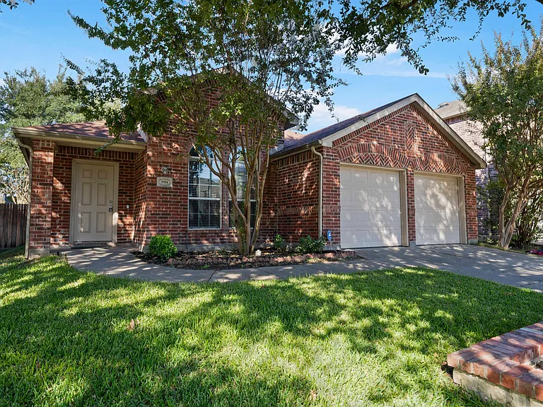 3904 Oakhurst Ln — Photo 2