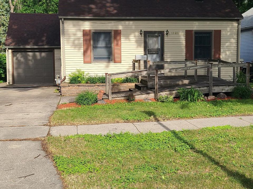 1st image of 1121 1st St N