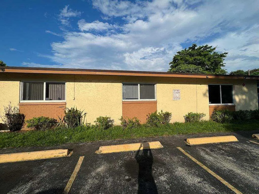 3 bed, 1.0 bath, 1000 sqft, $2,000 — Photo 2