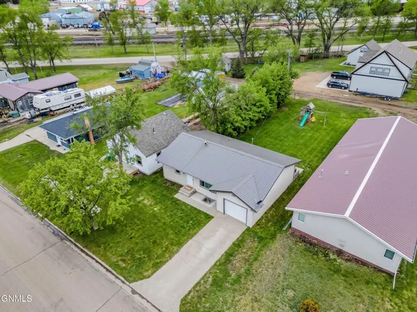 215 2nd St SE, Garrison, ND 58540