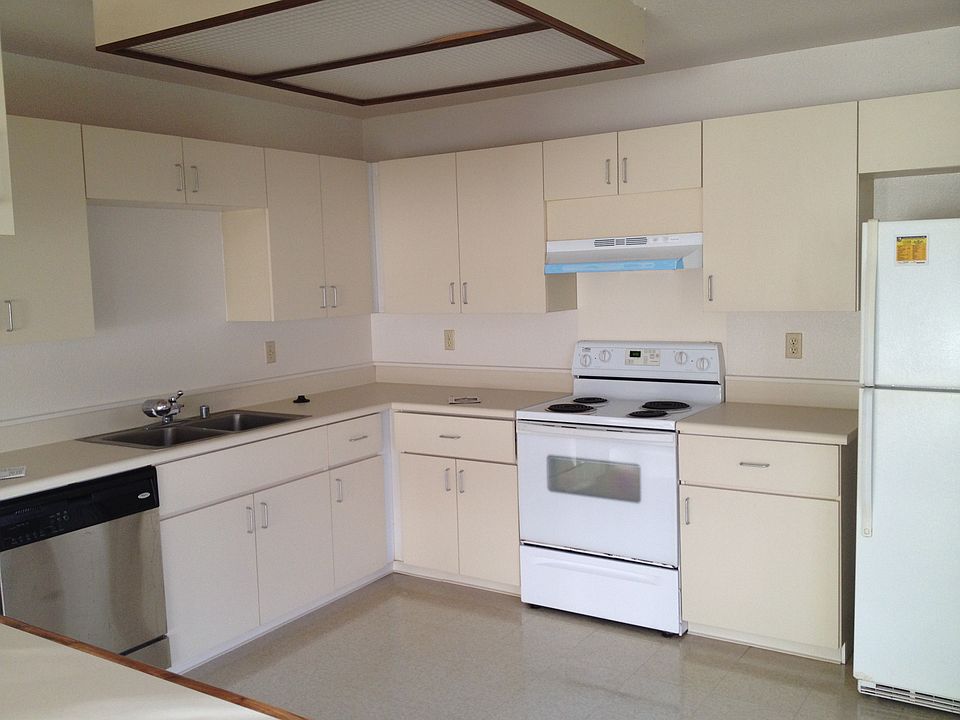 Large kitchen w/ built in table