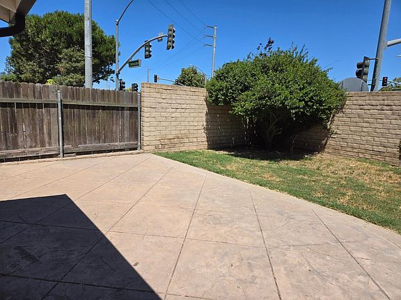 3rd image of 1323 W Chapel Dr