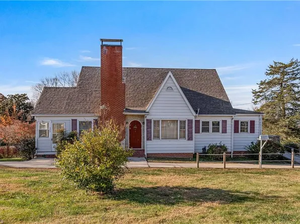 624 E 52nd Byp, Pilot Mountain, NC 27041