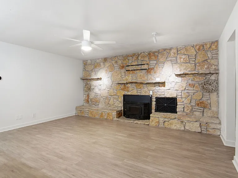 809 James St — Photo 7
