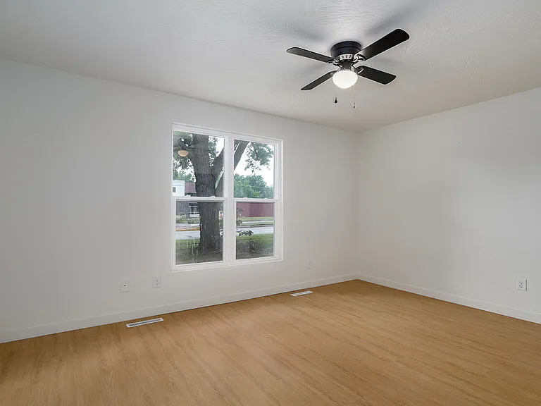 2025 E Battlefield Rd — Photo 6