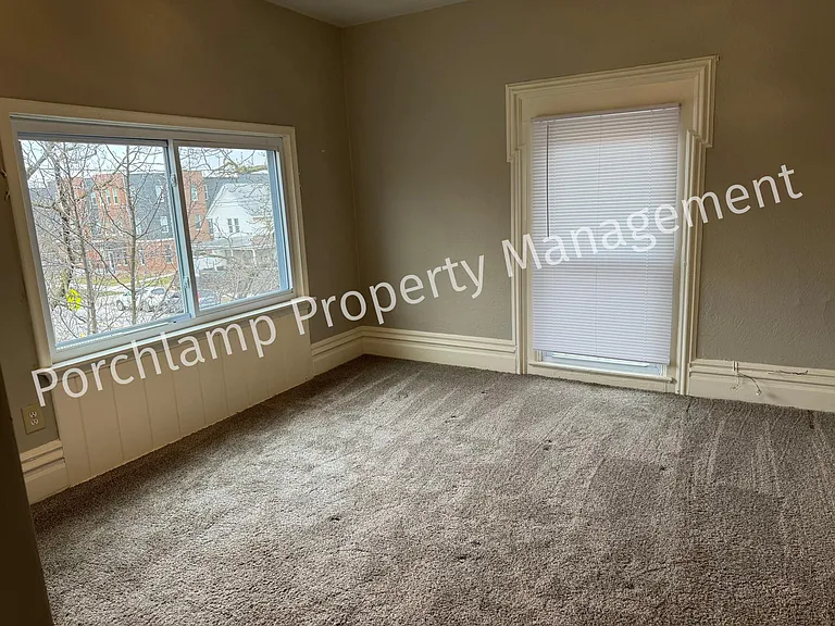 547 Coit Ave NE #3 — Photo 3