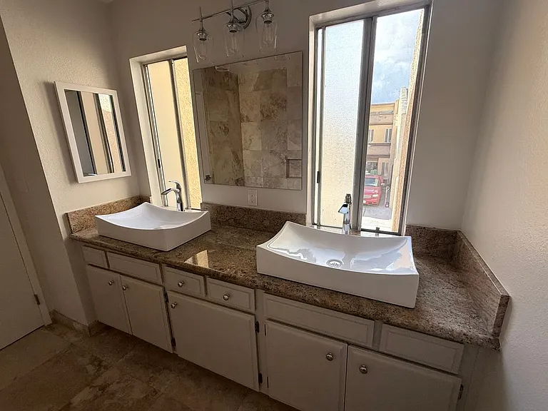 14700 Berendo Ave #2 — Photo 20