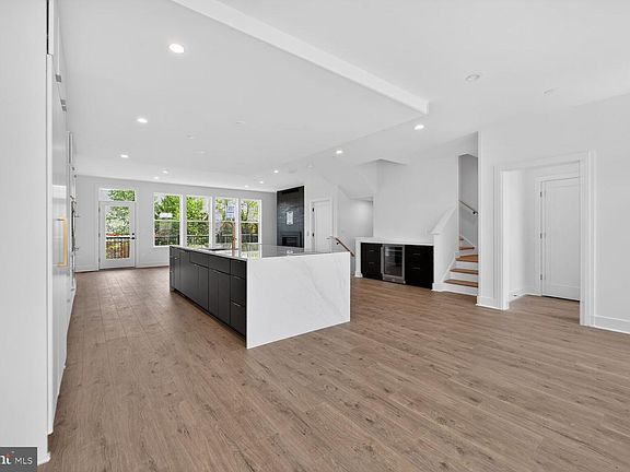 3rd image of 1135 Polaris Rd #101