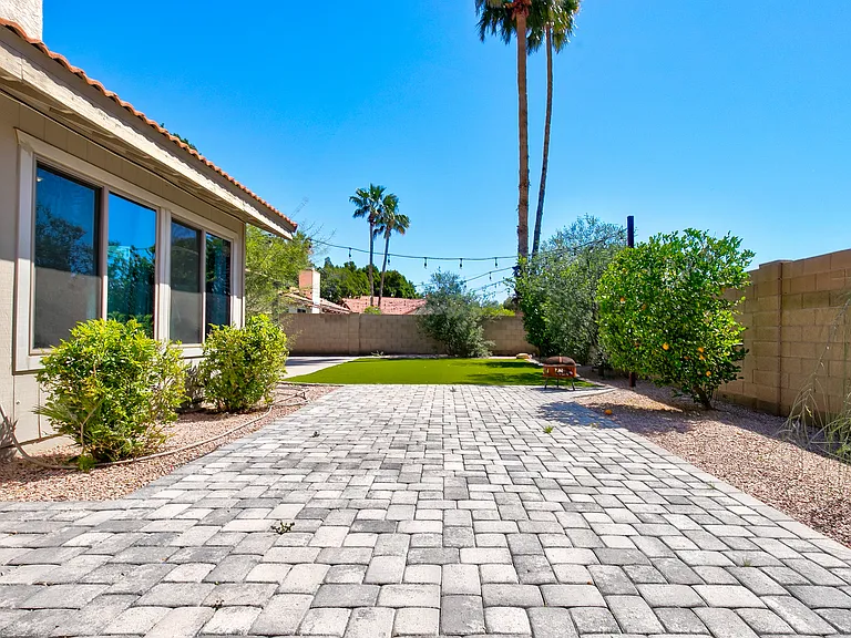 1945 E Velvet Dr — Photo 44