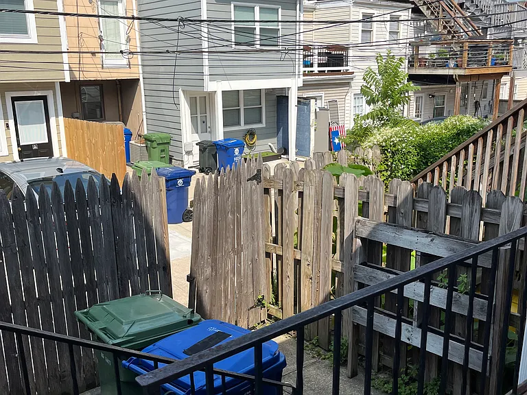 1424 Marshall St — Photo 9