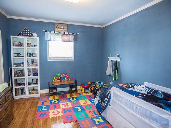4th image of 105 Pleasant St