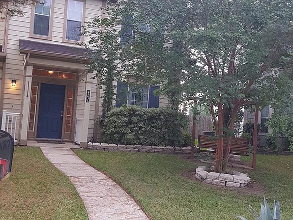 WELL MAINTAINED TOWNHOME IN QUIET NEIGHBORHOOD. Dynamite rental with carpeting only on stairs in this 3 beds, 2.5 bath townhome. 
Convenient location
*	Easy location near 59 , the Beltway 8, the Hardy Toll Road, HW99, IAH Georg Bush International Airport